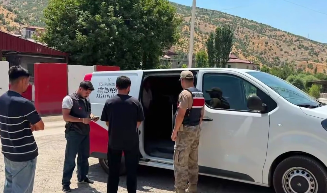 81 ilde düzenlenen düzensiz göç denetimlerinde 25 göçmen kaçakçılığı organizatörü