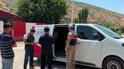 81 ilde düzenlenen düzensiz göç denetimlerinde 25 göçmen kaçakçılığı organizatörü