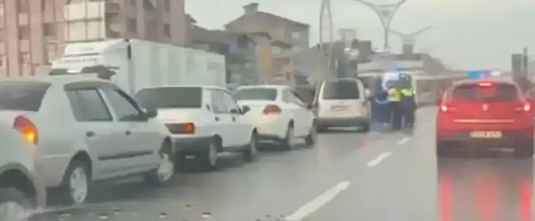 İzmit D-100 Karayolu Valilik mevkisinde akşam saatlerinde meydana gelen ve
