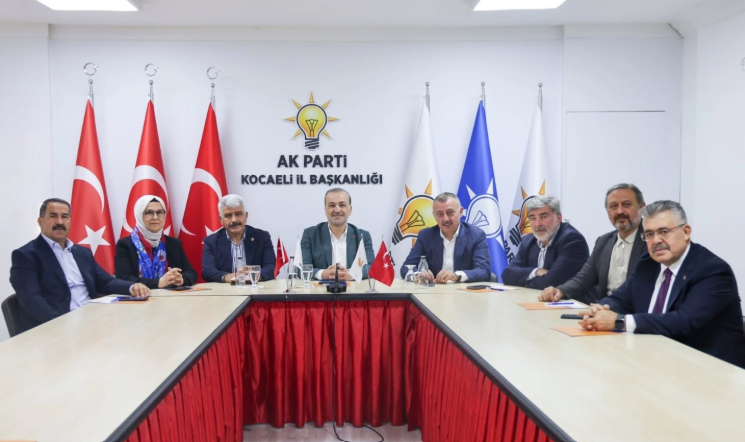 AK Parti Kocaeli İl Başkanı Şahin Talus, milletvekilleri ve Kocaeli