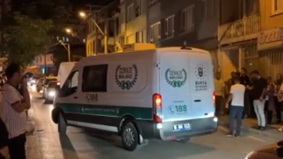 Bursa'nın Osmangazi ilçesinde çıkan ev yangınında yürümekte güçlük çeken 55