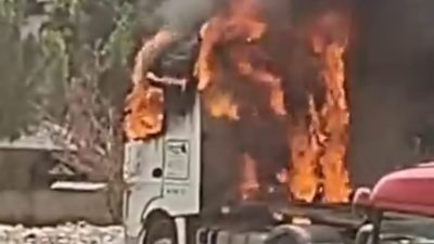 Kocaeli'nin Körfez ilçesine bağlı eski Samsun Mahallesi'nde park halindeki bir