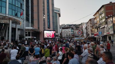 İzmit Belediyesi’ne yönelik gerçekleştirilen operasyonu protesto etmek amacıyla başlatılan nöbet