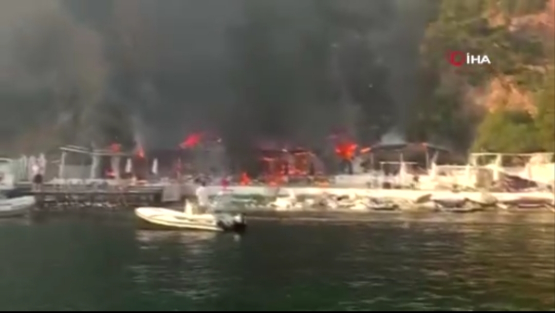 Plajda patlama sonrası dev yangın: 4 kişi hastaneye kaldırıldı!