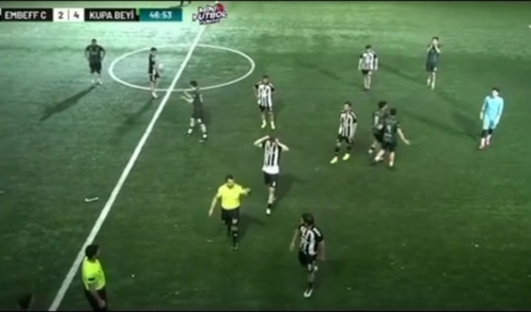Kocaeli'de futbol müsabakasında skandal: Hakeme saldırdı!