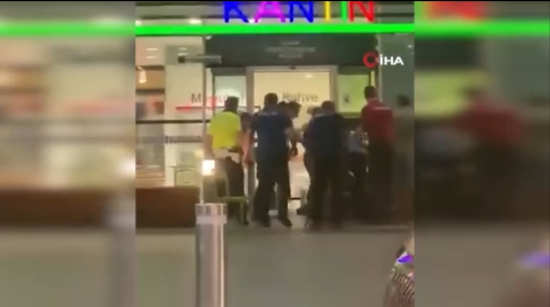 Havalimanında saldırı: 4 polis bıçaklandı!