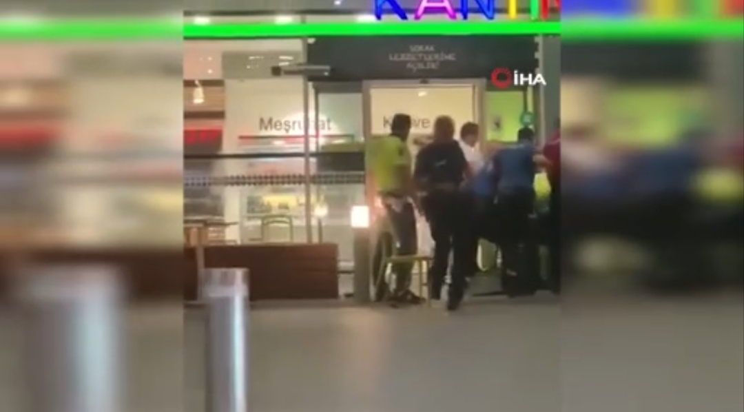 Havalimanında saldırı: 4 polis bıçaklandı!