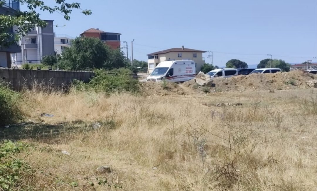 Kocaeli'nin Darıca ilçesinde, boş bir arazide hareketsiz halde bulunan 40