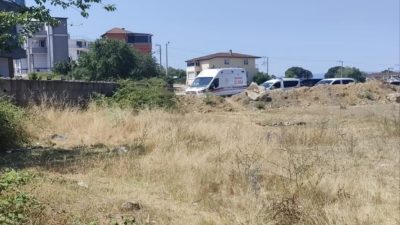 Kocaeli'nin Darıca ilçesinde, boş bir arazide hareketsiz halde bulunan 40