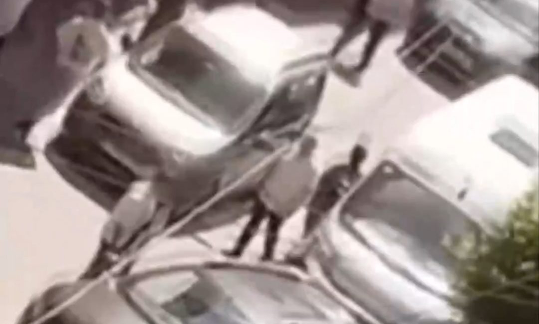 Esenler’de dedesinin kullandığı hafif ticari aracın altında kalan 2 yaşındaki