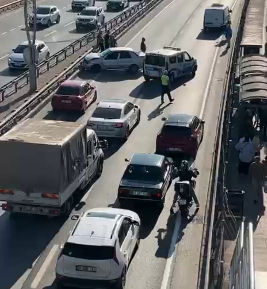 Son dakika Kocaeli D-100'de kaza: Trafik kilit!