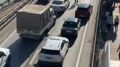 Kocaeli’nin İzmit ilçesinde, D-100 Karayolu üzerinde iki otomobilin çarpışması sonucu