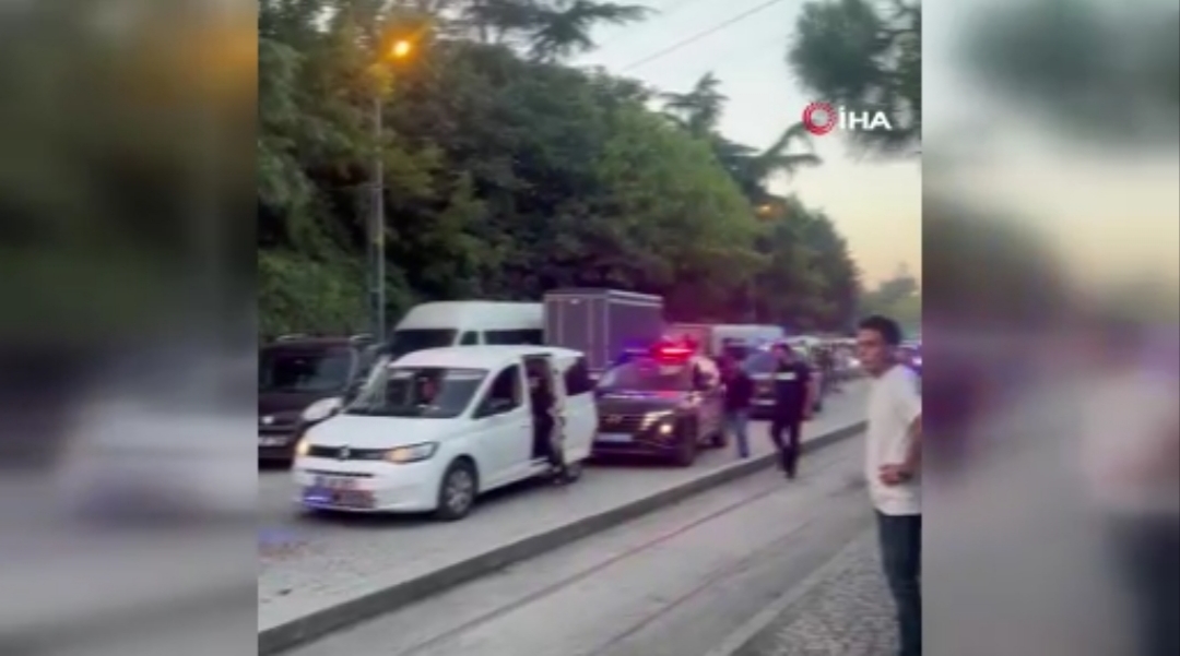 Kağıthane'de trafikte yol verme nedeniyle iki grup arasında çıkan bıçaklı