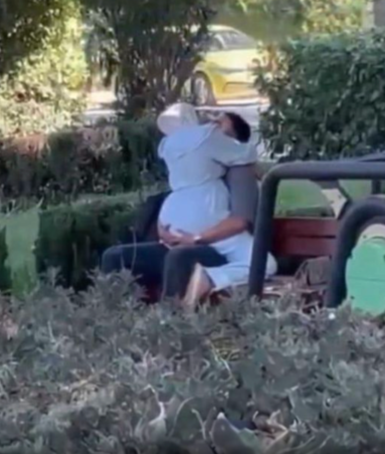 Çocuk parkında gözler önünde uygunsuz davranışlar: Sosyal medyada infial yarattı!