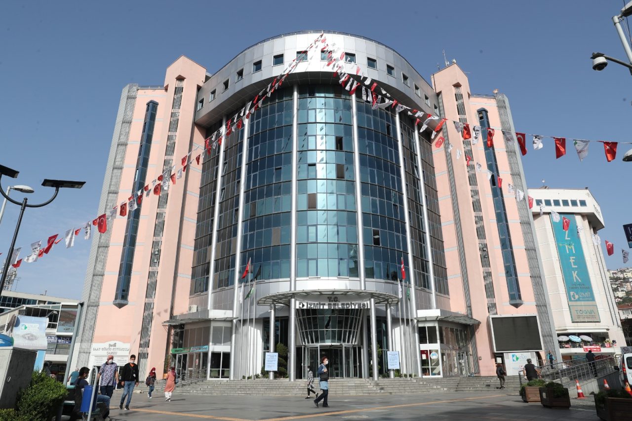 İzmit Belediye Başkanı Fatma Kaplan Hürriyet’in görevden uzaklaştırılmasının ardından gözler