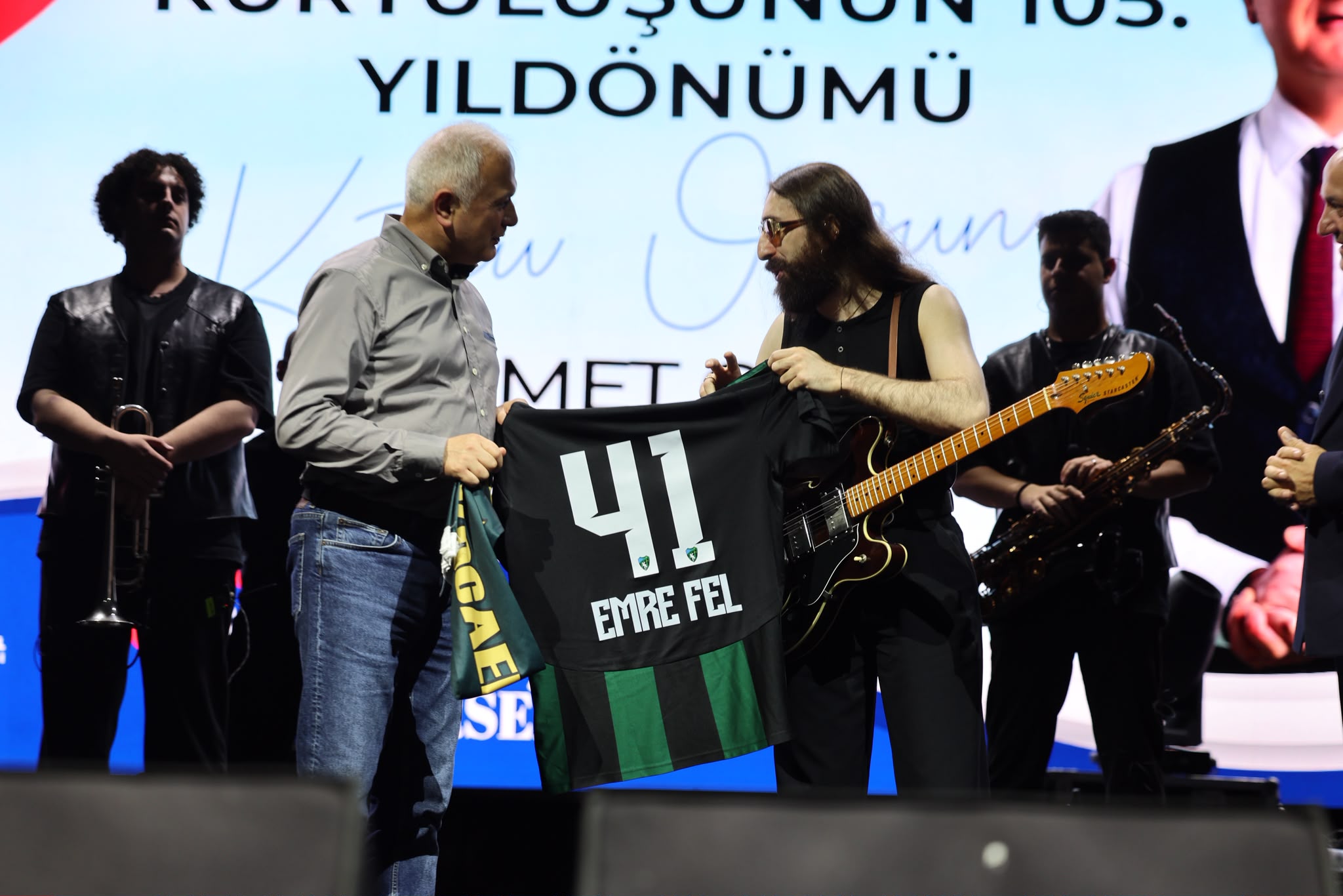 Karamürsel'in Kurtuluş Coşkusu Emre Fel Konseriyle Zirveye Ulaştı