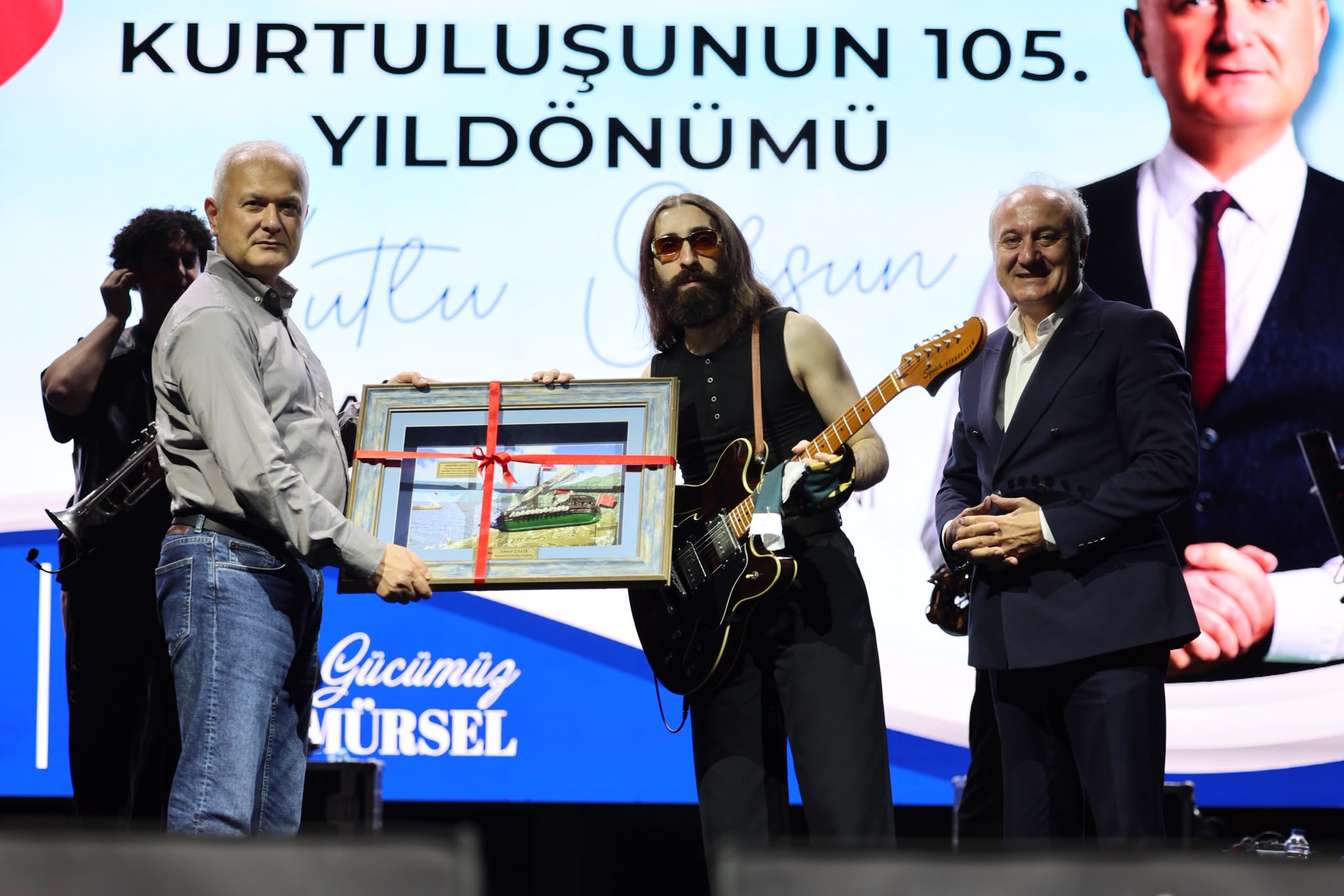 Karamürsel'in Kurtuluş Coşkusu Emre Fel Konseriyle Zirveye Ulaştı