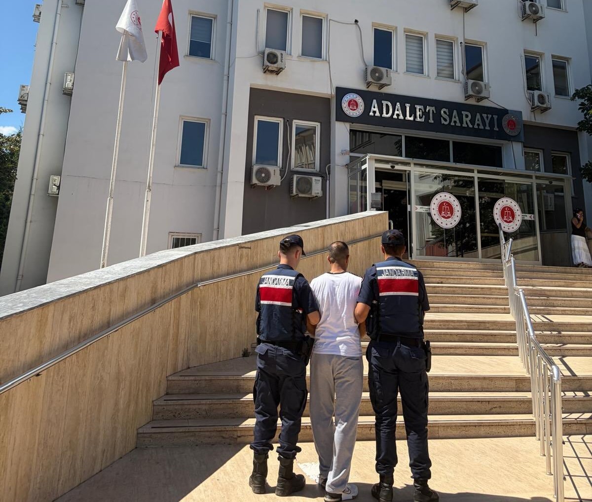 Kocaeli İl Jandarma Komutanlığı, bölgede huzur ve güvenliği sağlamak, aranan