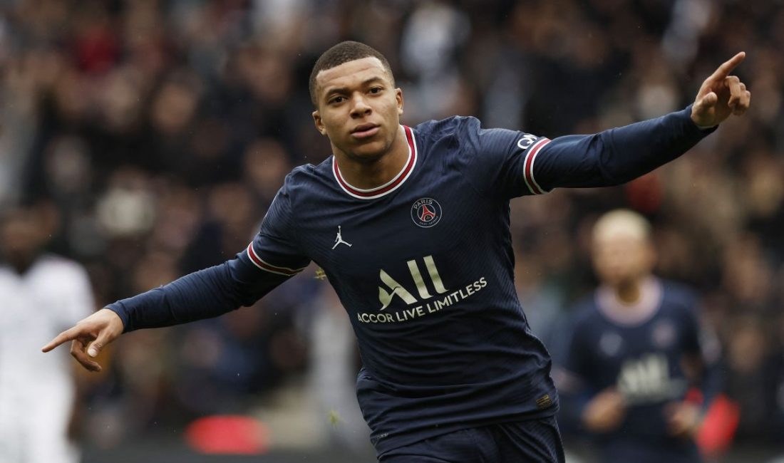 Dünyanın en iyi futbolcuları arasında gösterilen Kylian Mbappe, Türkiye-Fransa UEFA