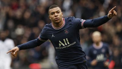 Dünyanın en iyi futbolcuları arasında gösterilen Kylian Mbappe, Türkiye-Fransa UEFA