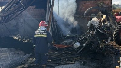 Kocaeli'nin Gebze ilçesinde bir palet fabrikasında çıkan yangın, itfaiye ekiplerinin