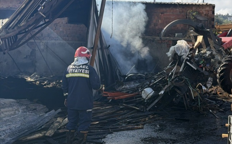 Gebze'de palet fabrikası küle dönüyordu: İtfaiyeden alevlere karşı yoğun mücadele