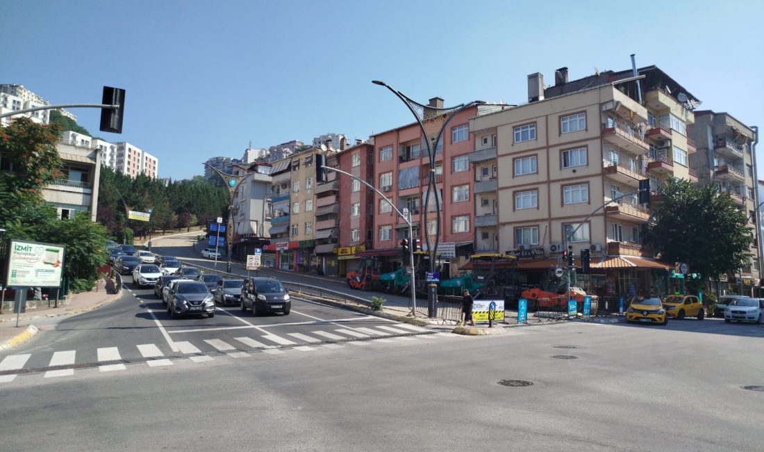 Kocaeli Büyükşehir Belediyesi, İzmit Gazanfer Bilge Bulvarı'nda üstyapı çalışması başlatıyor.