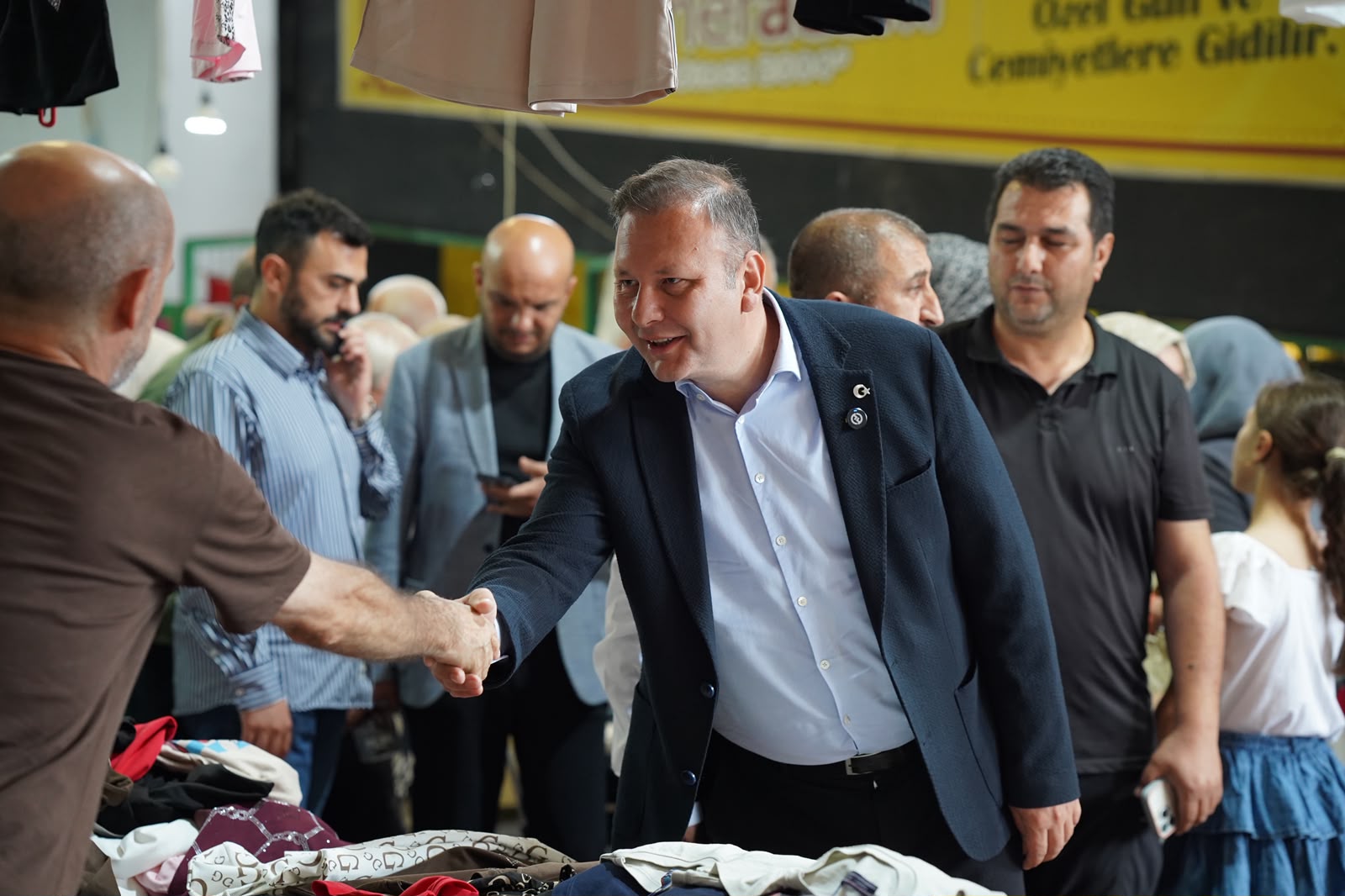 MHP Kocaeli İl Başkanı Enes Emengen, İzmit Perşembe Pazarı'nı ziyaret