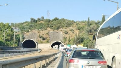 Kocaeli otobanında Nuh Çimento mevkiinde meydana gelen iki araçlı trafik