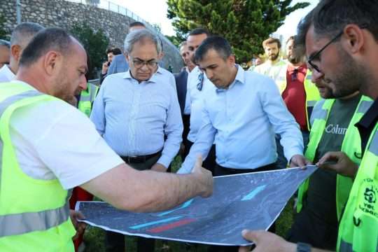 Kocaeli Büyükşehir Belediyesi'nin İzmit Santral Rampası'nda yürüttüğü üstyapı yenileme çalışmaları