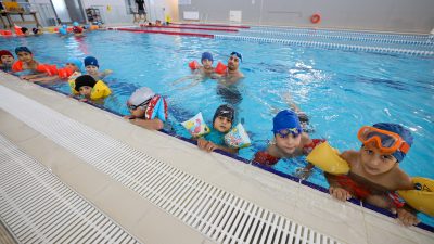 Başiskele Belediyesi bünyesinde hizmet veren Yeniköy Yarı Olimpik Kapalı Yüzme