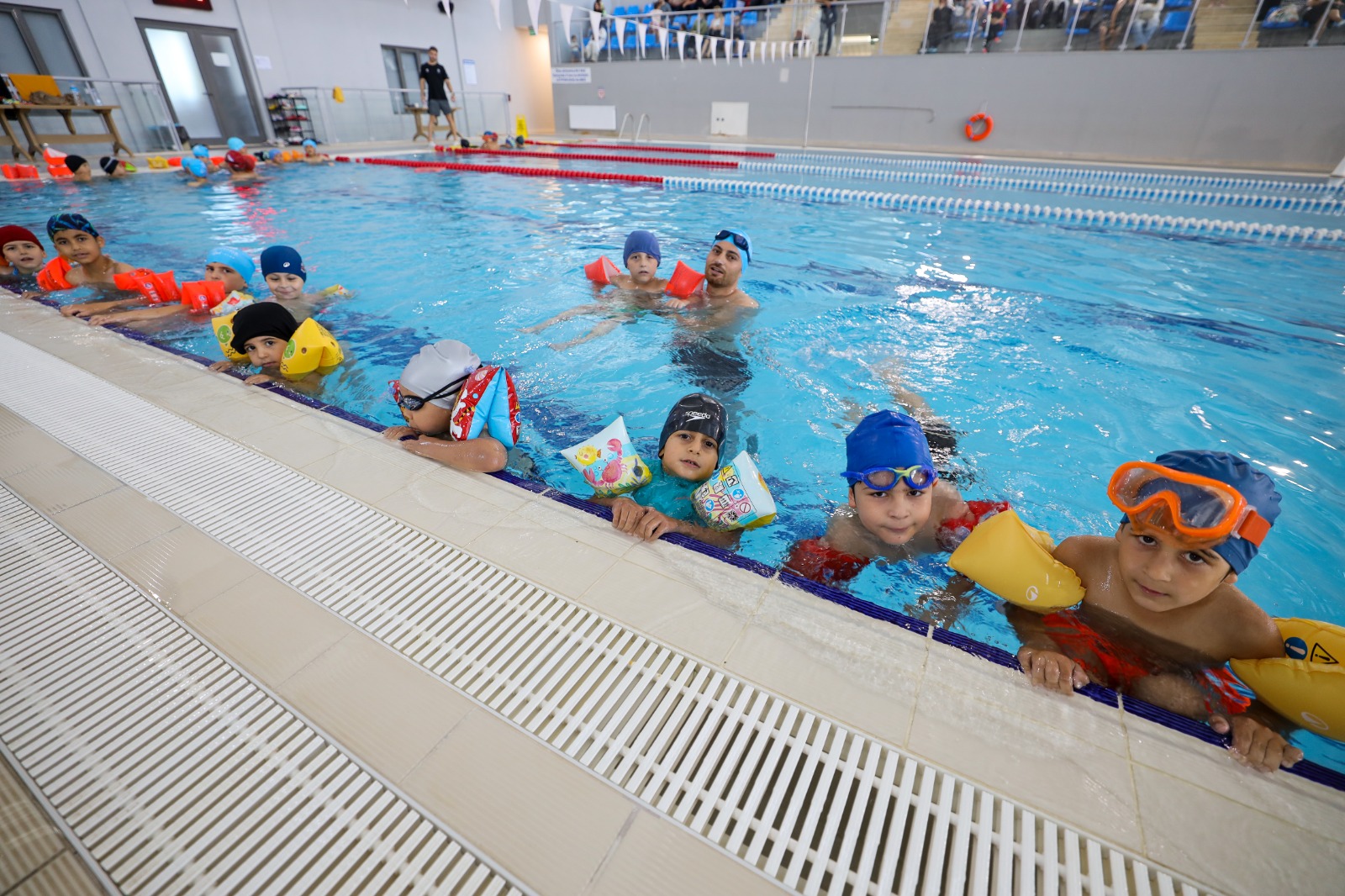 Başiskele Belediyesi bünyesinde hizmet veren Yeniköy Yarı Olimpik Kapalı Yüzme