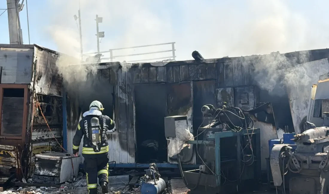 Kocaeli'nin Gebze ilçesindeki geri dönüşüm tesisinde çıkan yangın, köpük panellerin