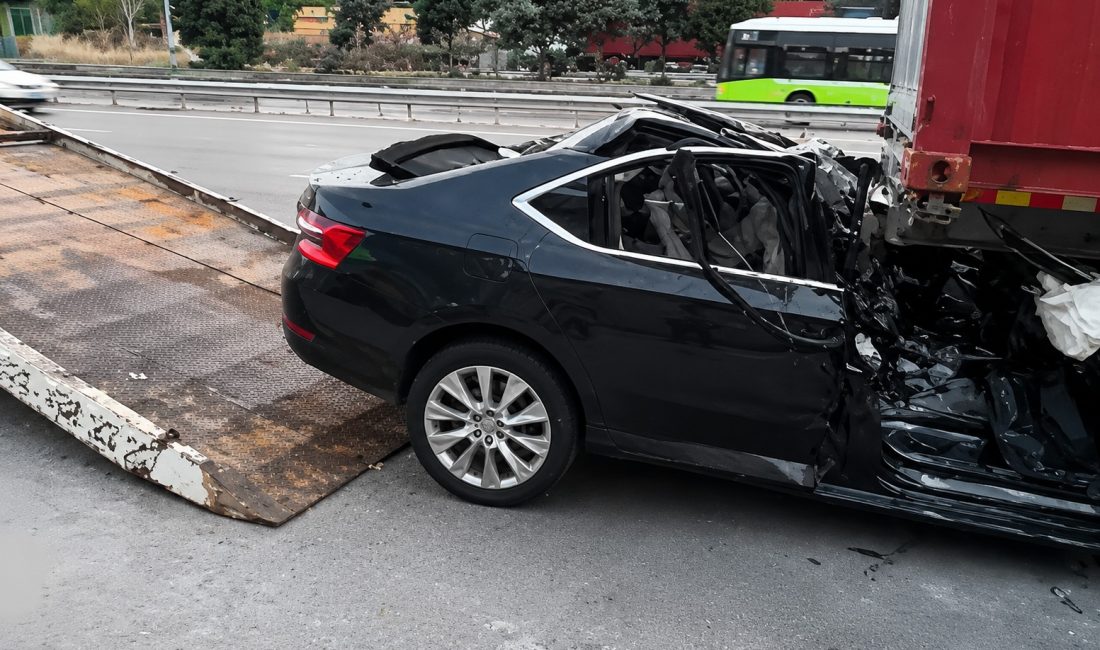 Kocaeli'nin Körfez ilçesinde D-100 Karayolu'nda meydana gelen trafik kazasında otomobil