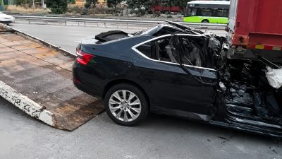 Kocaeli'nin Körfez ilçesinde D-100 Karayolu'nda meydana gelen trafik kazasında otomobil