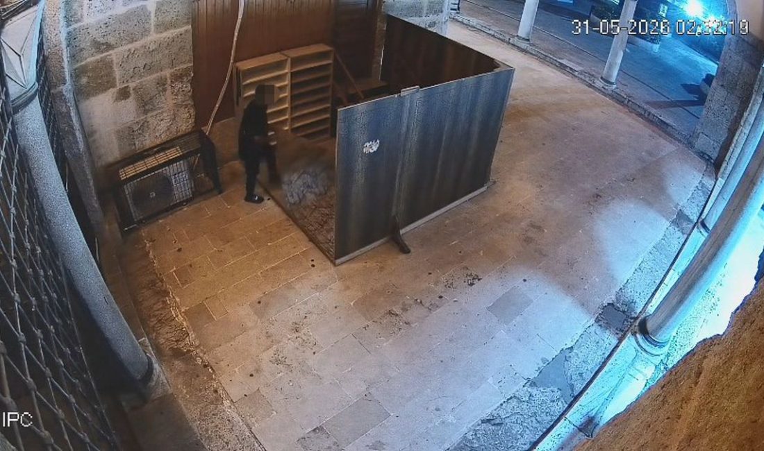 İzmit'te Yeni Cuma Camii'nden halı çaldığı belirlenen hırsızın 18 yaşından