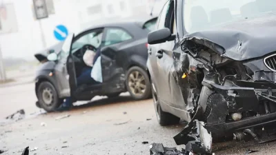 İzmit Umuttepe Üçyol Kavşağı'nda iki otomobilin karıştığı trafik kazası bir