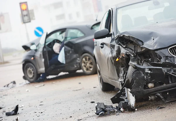 İzmit Umuttepe Üçyol Kavşağı'nda iki otomobilin karıştığı trafik kazası bir