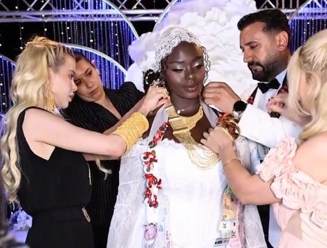 İzmitli fenomenin düğününde görülmemiş manzara: Altının altında ezildi!
