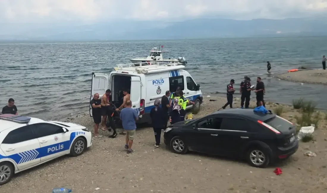 Bursa’nın İznik ilçesinde sabah saatlerinde serinlemek amacıyla göle giren 19