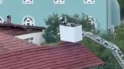 Kocaeli'nin İzmit ilçesinde bir evin çatı katında çıkan yangın, itfaiye