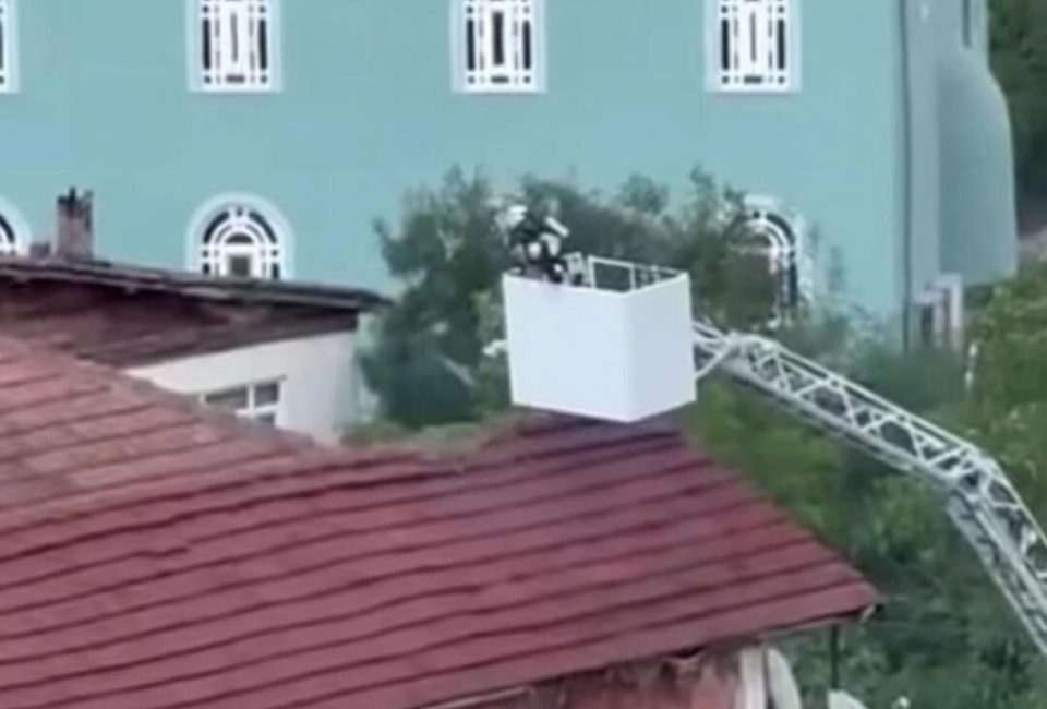 Kocaeli'nin İzmit ilçesinde bir evin çatı katında çıkan yangın, itfaiye