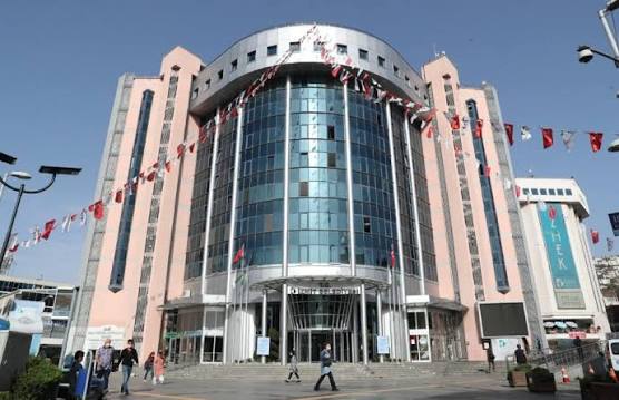 İzmit Belediyesi’ne yönelik yürütülen adli soruşturmada hareketli dakikalar yaşanmaya devam