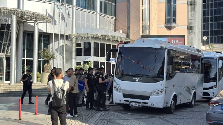 İzmit Belediyesi'ne yönelik yürütülen soruşturma kapsamında gözaltına alınan İzmit Belediye