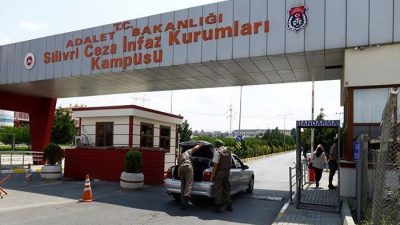 İzmit Belediyesi’ne yönelik başlatılan yolsuzluk soruşturmasında gözaltına alındıktan sonra çıkarıldığı