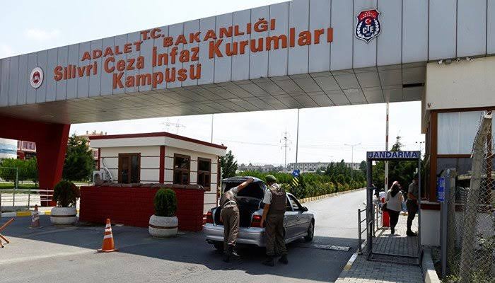 İzmit Belediyesi’ne yönelik başlatılan yolsuzluk soruşturmasında gözaltına alındıktan sonra çıkarıldığı