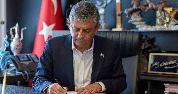 CHP'de tarihi kopuş: Özgür Özel ve 90 milletvekili istifa etti, Yeni Parti resmen siyasete adım attı