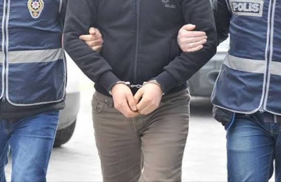 Kocaeli'nin İzmit ilçesinde düzenlenen operasyonda, dolandırıcılık ve resmi belgede sahtecilik