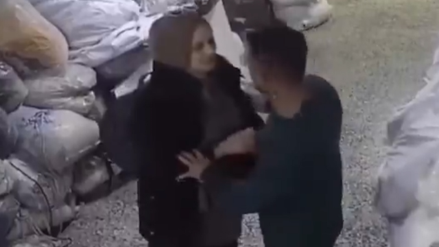 Seri tacizci kadın skandalı: Erkek çalışanları hedef alıyor! İşte şoke eden görüntüler...