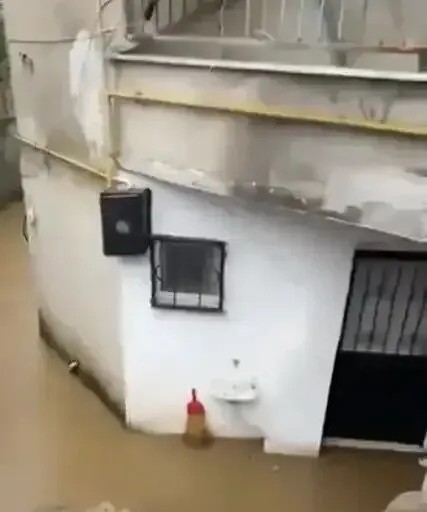 Kocaeli'de sağanak sonrası evi su bastı!